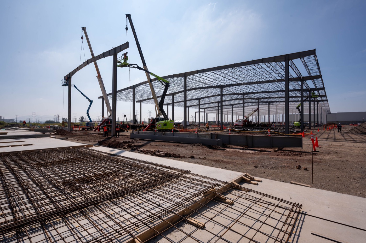 Montaje de estructura metálica durante una visita de seguimiento.